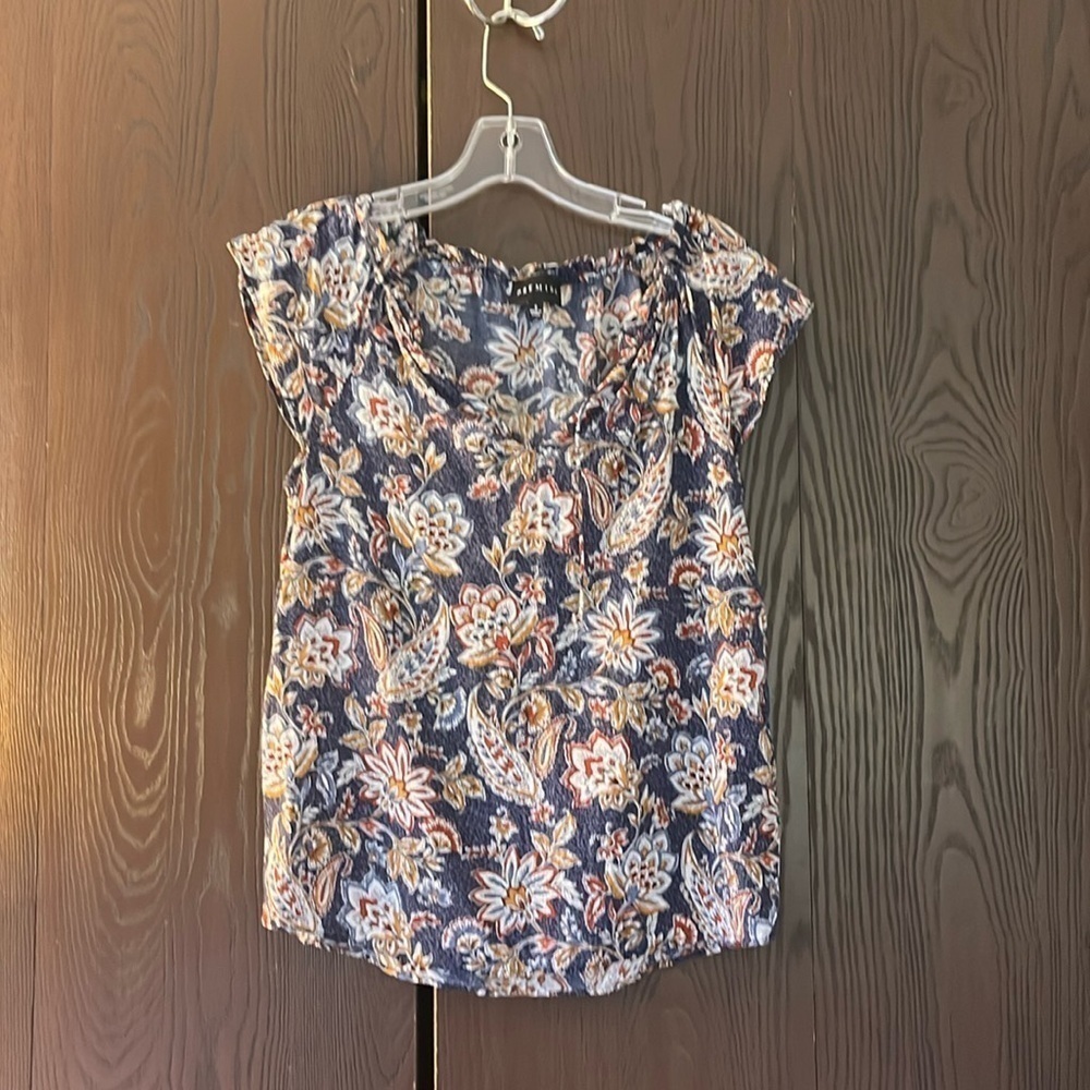 Premise capped sleeved navy blouse with floral design. Size Small